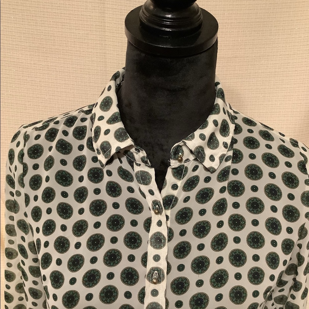 XS ladies cream/green paisley print shirt